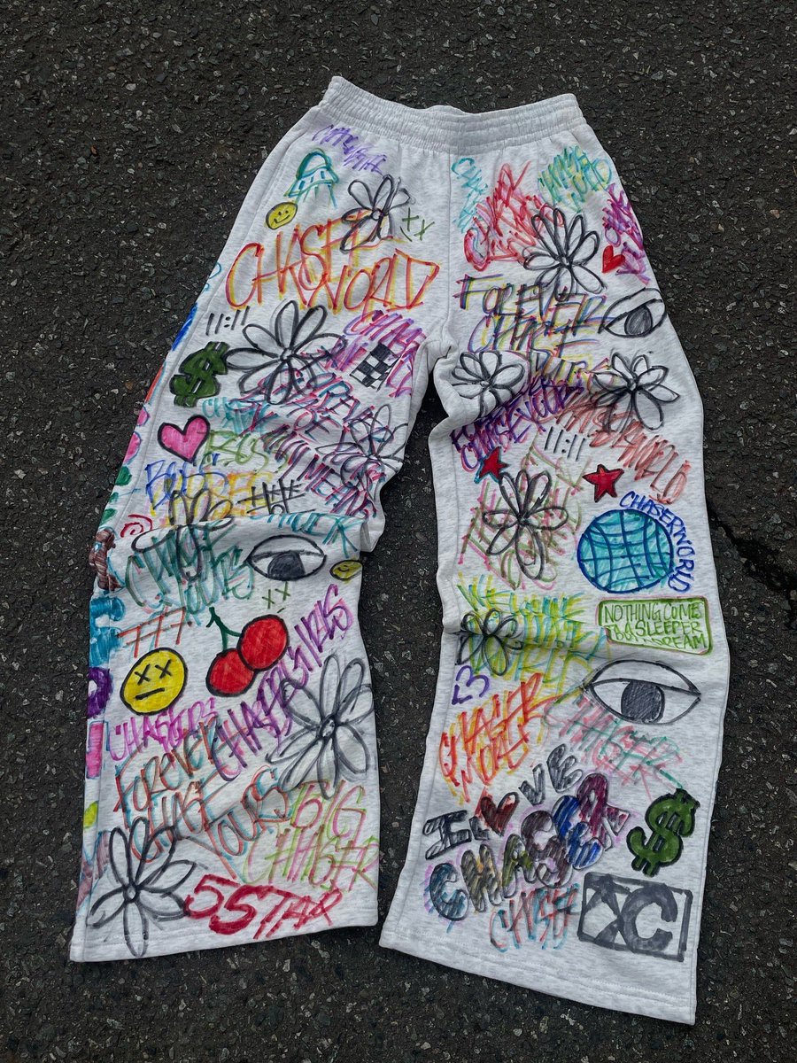 So we go chasergirl full doodle for the gals 🎀💝🎨✍🏾🎟️ …. the winter is mine ngl 😮‍💨🪡 
Shown: 
- CHASERGIRL DOODLE ZIP UP 
- CHASERGIRL DOODLE OPEN BOTTOM PANTS ! 
CHAT WHAT YALL THINK ? 
#clothingbrand #streetwear #handdrawn