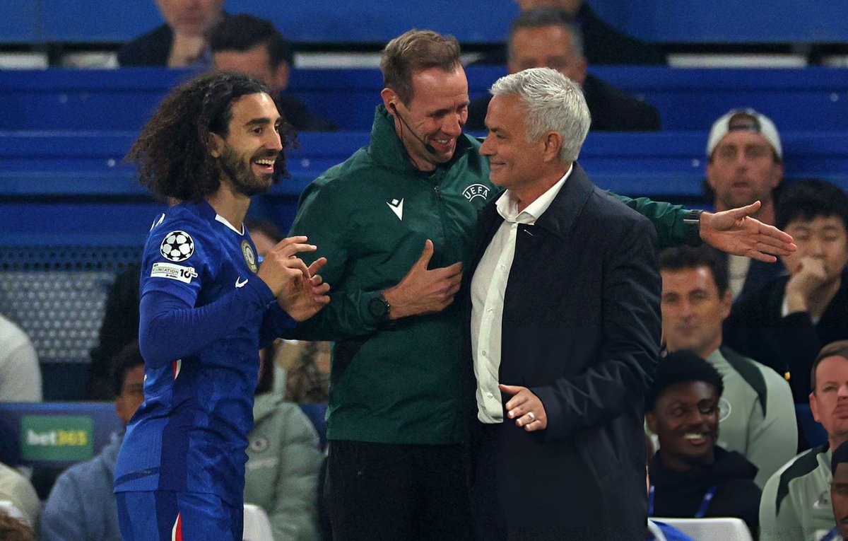 ChelseaInPhotos's tweet photo. Cucurella &amp; Mourinho 💙 https://t.co/TqTTrxT6IB