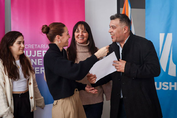 “MUJERES EN MARCHA”: MÁS DE 50 MUJERES RECIBIERON SUS CERTIFICADOS EN OFICIOS NO TRADICIONALES 
elojonoticias.com.ar/2025/09/mujere… <a href="/VictoriaVuoto/">VictoriaVuoto</a>