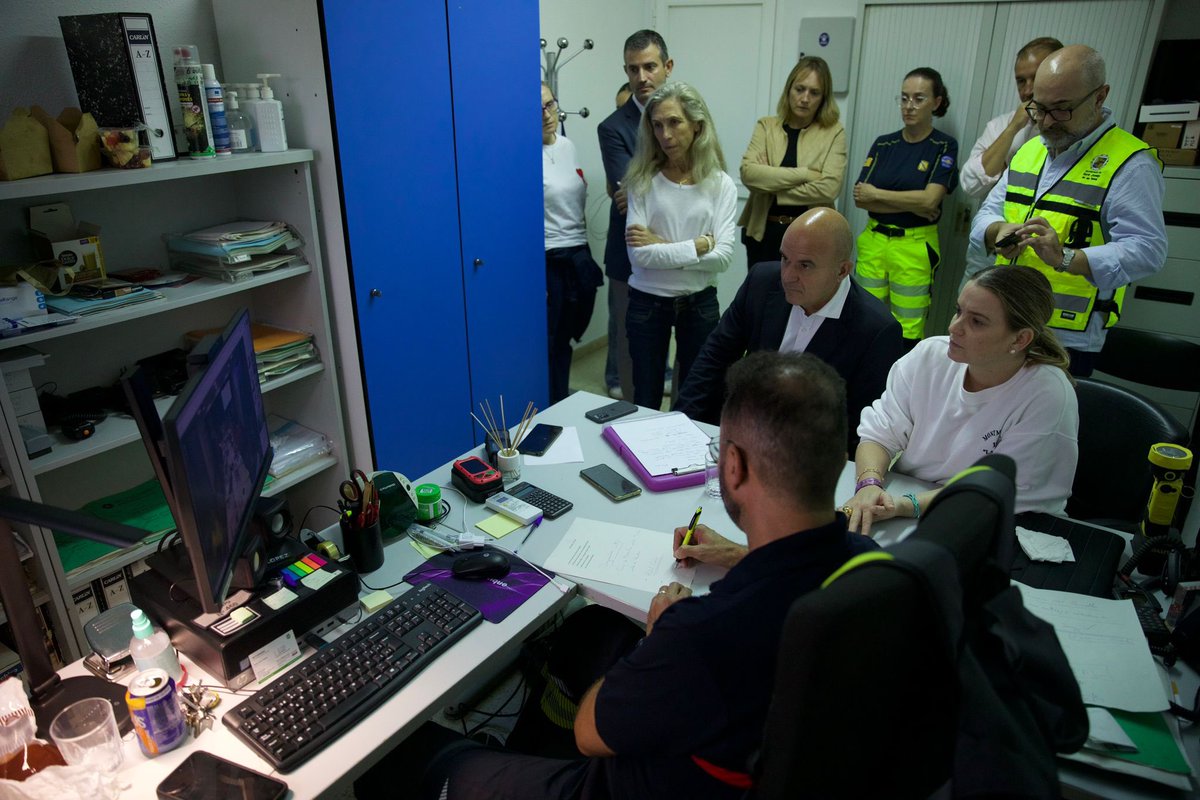 MargaProhens's tweet photo. Nos reunimos en Eivissa, en el Centro de Coordinación de Emergencias del Parque de Bomberos, para coordinar el dispositivo de actuación con todas las instituciones de la isla.

@Emergencies_112 mantiene activo el nivel 2 del Plan INUNBAL para garantizar la máxima seguridad ante cualquier incidencia, aunque la @AEMET_Baleares ha desactivado todas las alertas por mal tiempo. Mañana a las 9h volveremos a reunirnos en el CECOPI para continuar con el seguimiento de la situación y nos desplazaremos a las zonas afectadas para evaluar los daños y activar los mecanismos que sean necesarios.

Gracias a la coordinación de todas las instituciones y de los efectivos implicados, no hemos tenido que lamentar daños personales. Además, esta noche llega un contingente autonómico y otro conformado por más de 150 efectivos de la @UMEgob, a quienes agradecemos especialmente su ayuda. También destacar la colaboración del @Consell_Eivissa, @del_illes y de los ayuntamientos.

Mucha precaución, y pedimos evitar los desplazamientos innecesarios. Ante cualquier incidencia, 112 📞.