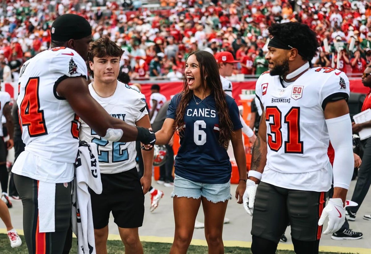 my_pcs's tweet image. Congrats to Palm Harbor University’s Vivian Morales, this year’s nominee for the Latino Youth Honors Program with the Tampa Bay Buccaneers! 👏 Honored as an honorary coin toss captain, she was recognized for her excellence in class and on the field. #PCSProud 📸: TB Buccaneers