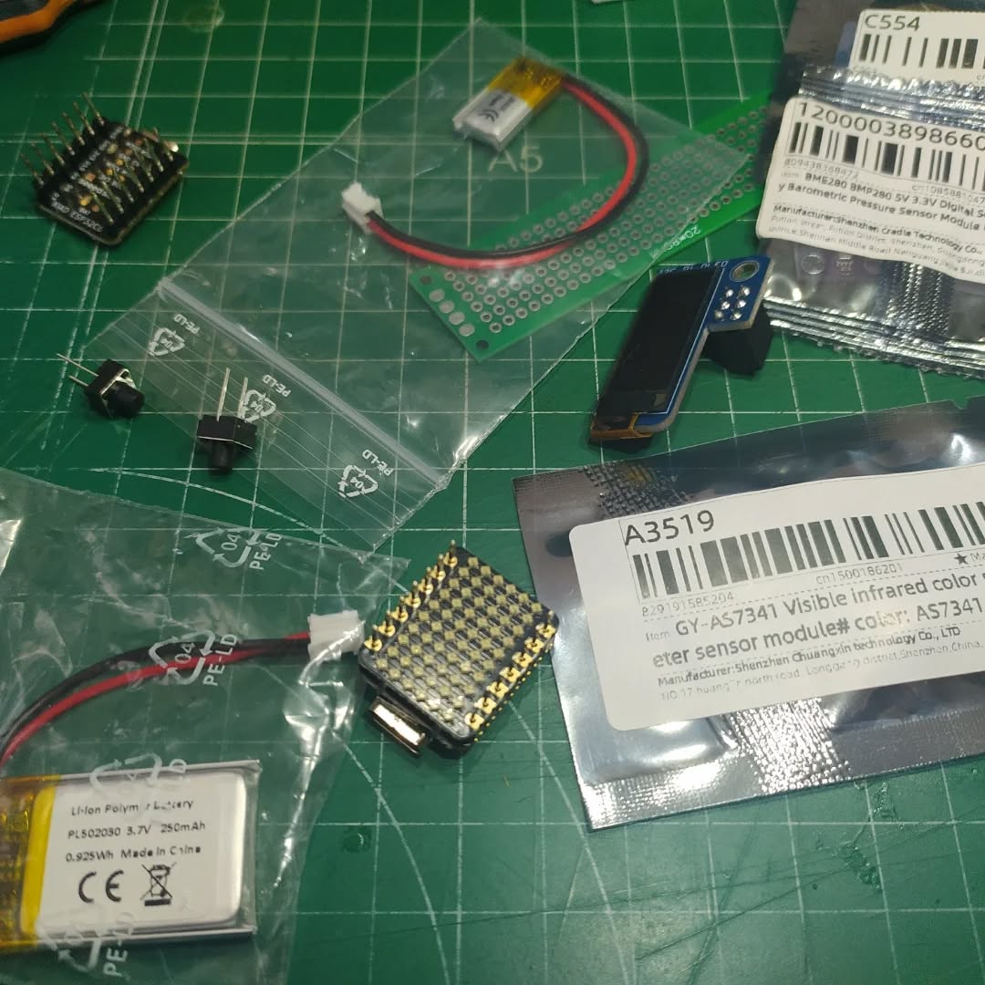 VictorJBarahona's tweet image. Nuevos proyectos en marcha con #microcontroladores #xiao #esp32c6 y #siliconlabs #mg24 , continuando con la filosofía de proyectos como #tinycorder . También probando el #unihikerk10 Veremos a donde llegamos! @seeedstudio @dfrobotcn