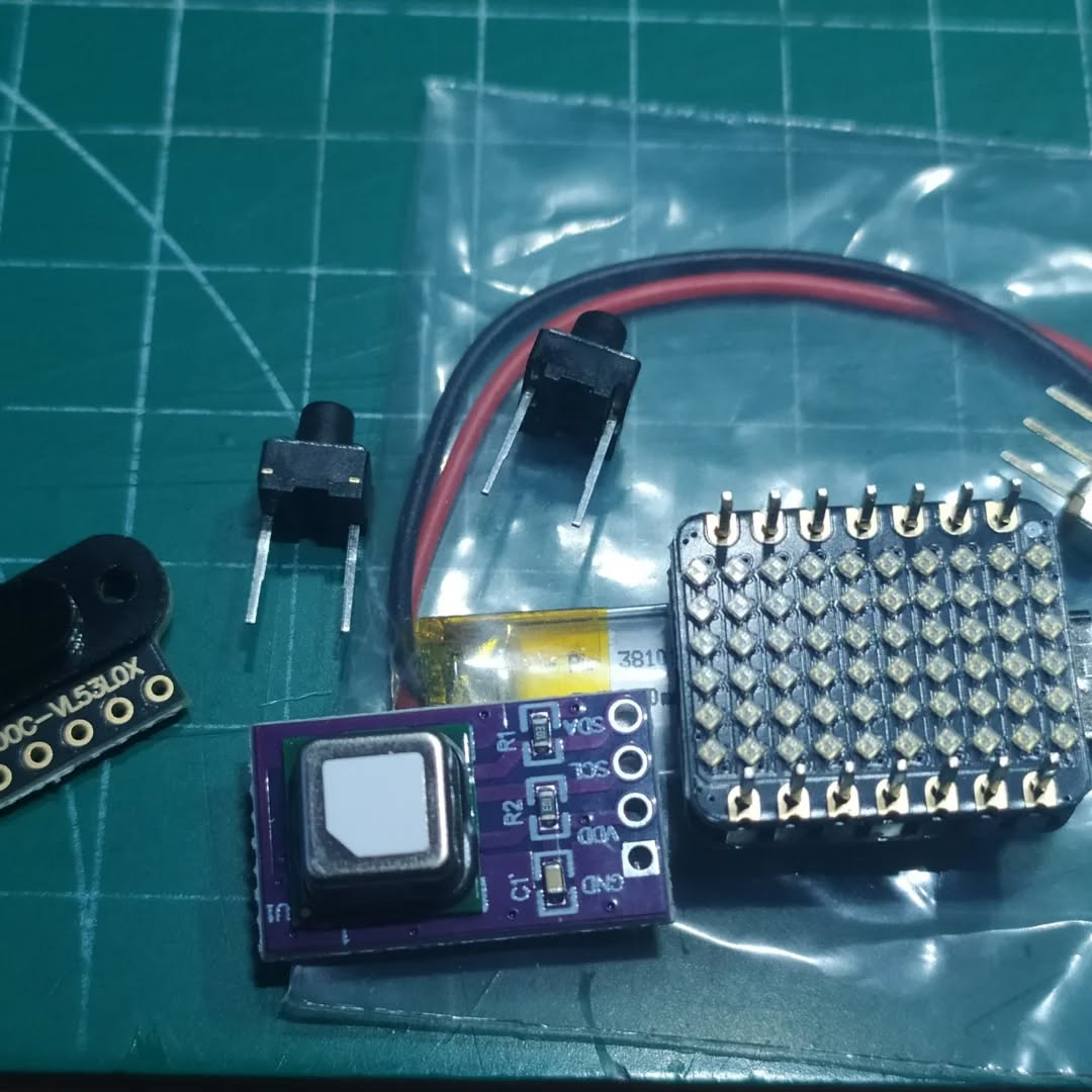 VictorJBarahona's tweet image. Nuevos proyectos en marcha con #microcontroladores #xiao #esp32c6 y #siliconlabs #mg24 , continuando con la filosofía de proyectos como #tinycorder . También probando el #unihikerk10 Veremos a donde llegamos! @seeedstudio @dfrobotcn