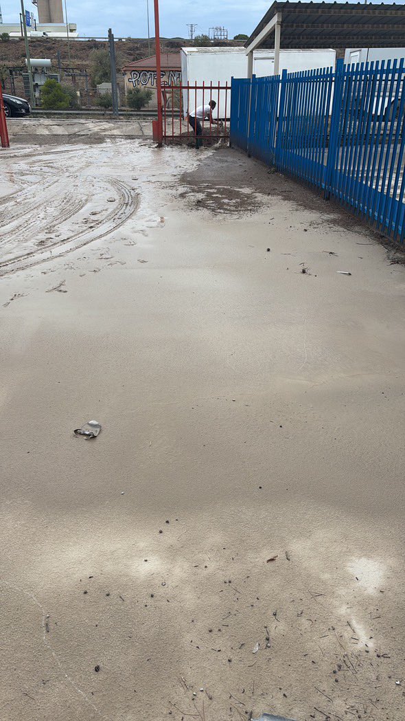 Nos llega por parte del mister esta imagen conmovedora, en Cuarte de Huerva, Zaragoza. El mister, junto a su hijo , Javi Logedo, preparador físico y Víctor Búrdalo , segundo entrenador, achicando agua en familia tras las tormentas caídas en Zaragoza. 

Y aún les queda trabajo…