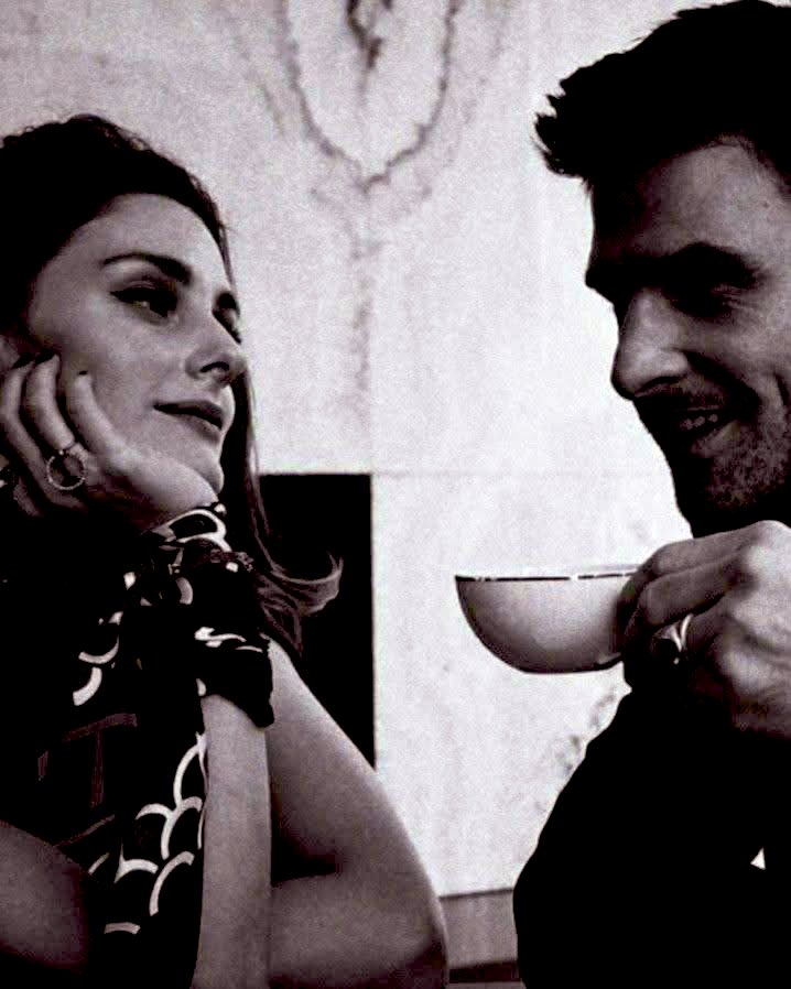 الوجيه اللي تمر  ..  تمر ماتغريني
ما تحرك غافية صدري ولا سمّاره

غير وجهٍ ضحكته تلزمني وتعنيني
فاقده ومعلّق الضحكه على مسياره

يبتدي فيه الشعور وينتهي به فيني
كنه يمر الشعور فقلبي .. ويختاره

...

 #حبيت_اقول