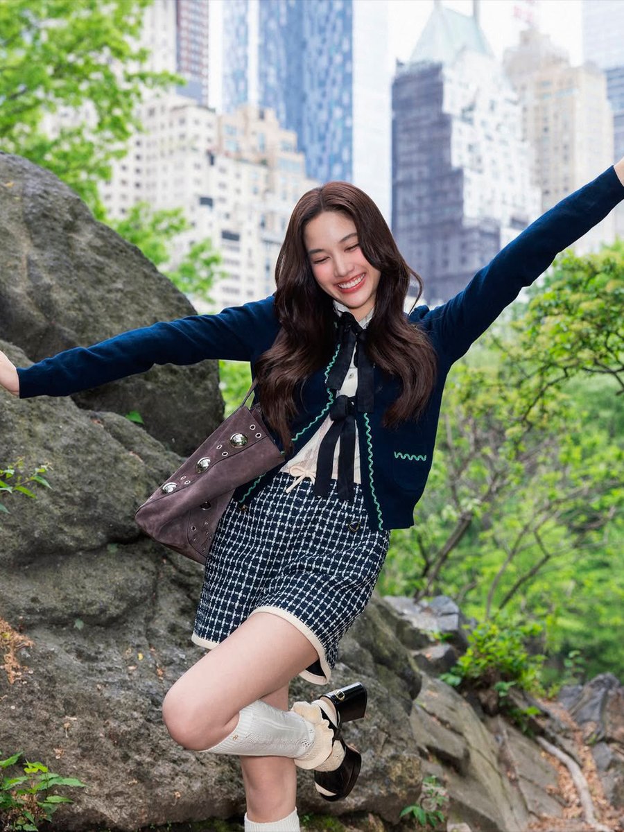 AztecaSiete's tweet image. Freen Sarocha no solo ha destacado por ser una excelente actriz, también se ha vuelto un ícono de la moda y lo ha demostrado en este Fashion Week. 🔥😍⁣
⁣
Conoce más en azteca7.com