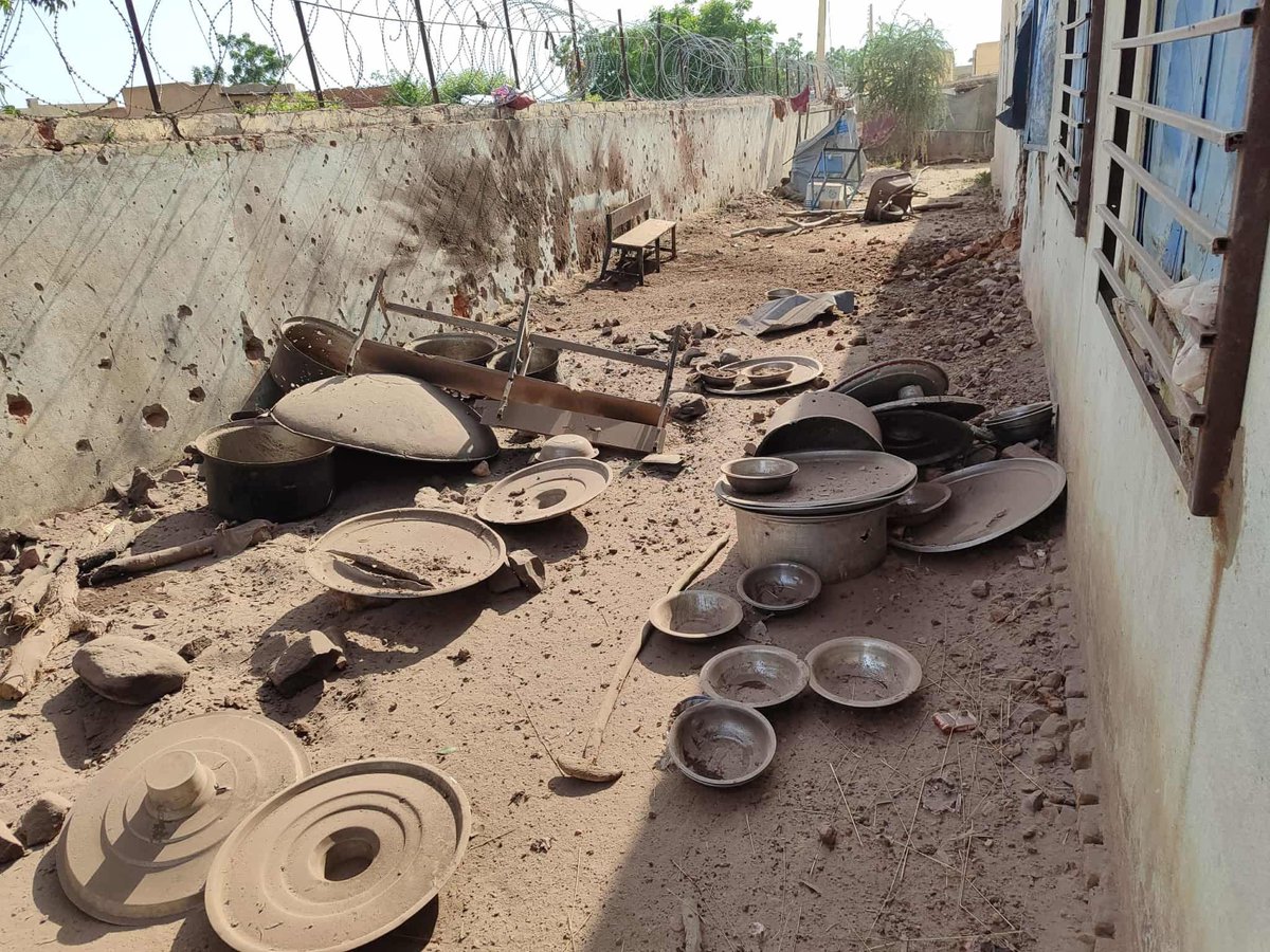 🟥 امارات العار .. تاريخكم الأسود في السودان لن يُنسى وسنثأر مهما طال الزمن بإذن الله !
بعد قتل الالاف وتشريد الملايين وتدمير مدننا ونهب آثارنا وتجويع شعبنا.. ها أنتم تحاصرون اليوم 750 ألفاً بينهم أطفال ونساء في الفاشر ليموتوا جوعاً!
لكننا نقسم بالله:
•سنحرر الفاشر كما حررنا