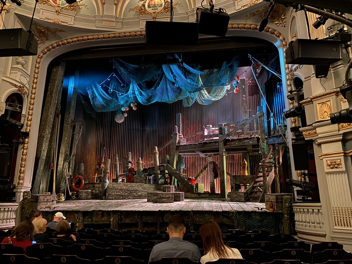 NotesfromrowH's tweet image. My second review is of The Curious Case of Benjamin Button @TCCOBBmusical - it is one of the best shows I have ever seen!!

Click the link in my bio or go to notesfromrowh.com