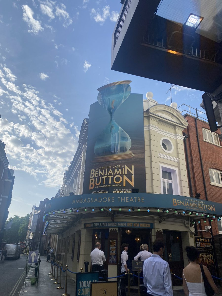 NotesfromrowH's tweet image. My second review is of The Curious Case of Benjamin Button @TCCOBBmusical - it is one of the best shows I have ever seen!!

Click the link in my bio or go to notesfromrowh.com