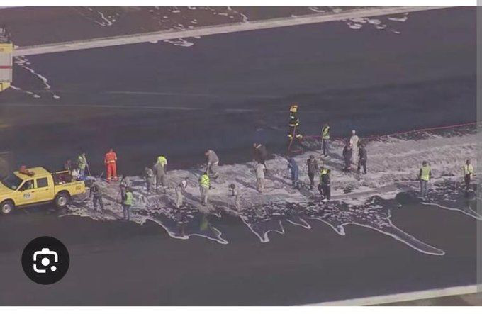 Eu estou chocado com essa foto da "limpeza" da pista do Santos Dumont. Me parece de um amadorismo atroz. Tudo que se fala de limpeza de óleo é que a última coisa que você faz é tentar lavar com água.

Tem até paper sobre como limpar pistas de aeroporto.

aci-asiapac.aero/f/library/8385…