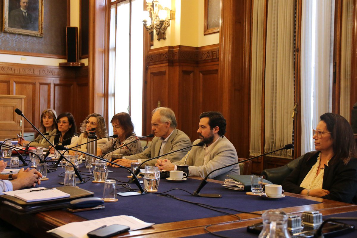 La Subsecretaria del Ministerio del Interior, Gabriela Valverde, presentó ante los representantes de la Comisión Bicameral de Salud Mental las propuestas del Ministerio destinadas al abordaje integral de esta problemática.

Además, participaron el Subdirector General de