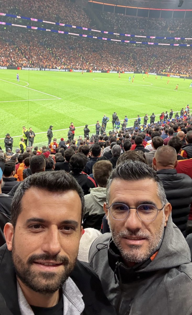 Sergen Yalçın’ın yardımcıları Murat Kaytaz ile Emre Gürbüz Galatasaray - Liverpool maçını tribünden takip ediyor.