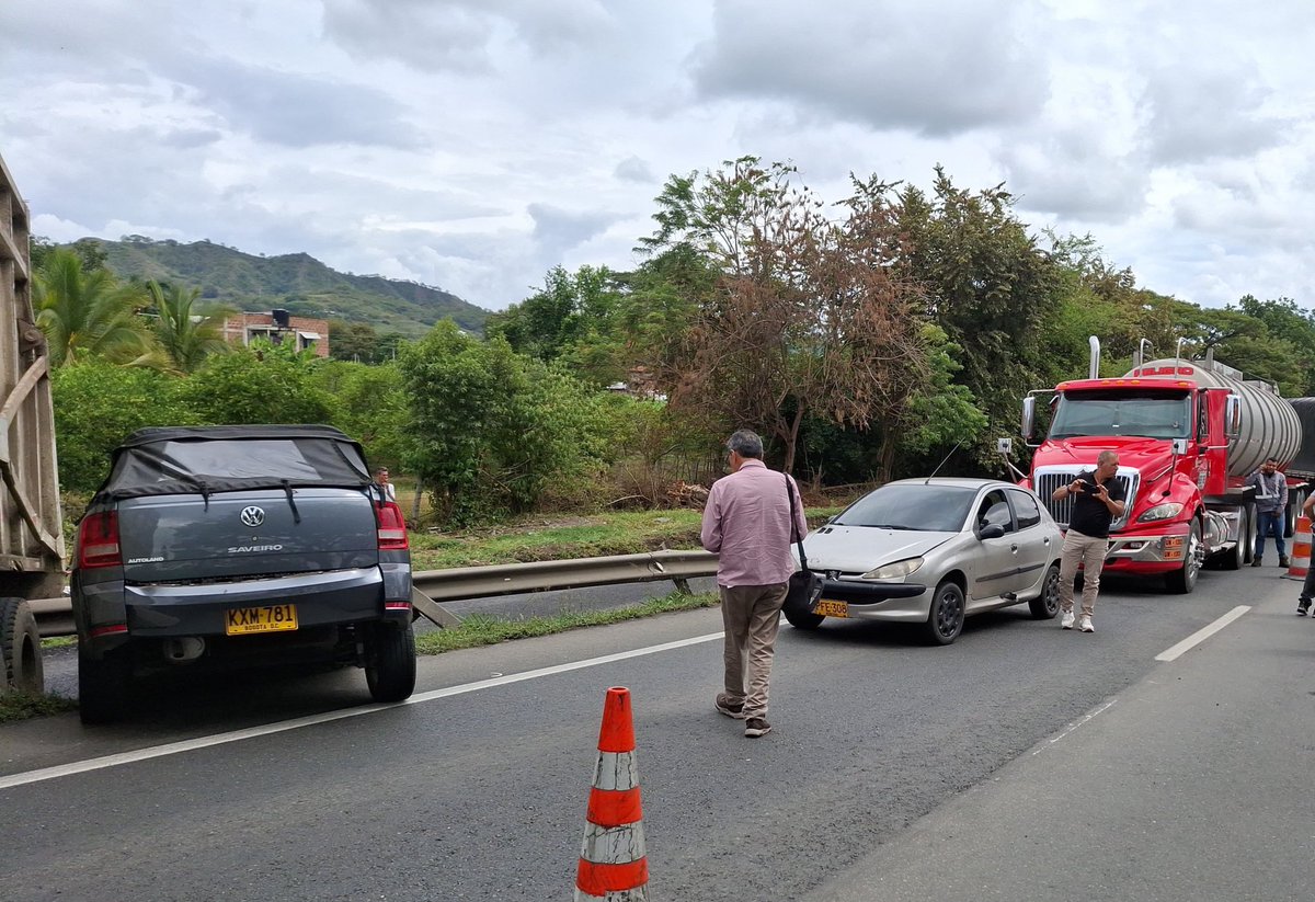 #AccidenteVial Colisión entre vehículo y tractocamión en el Km 0+560, externa Andalucía, sentido sur-norte. Realizamos cierre del carril derecho mientras atendemos la novedad. Agradecemos la paciencia de nuestros usuarios.

#PisaInforma #Andalucía #ValleDelCauca