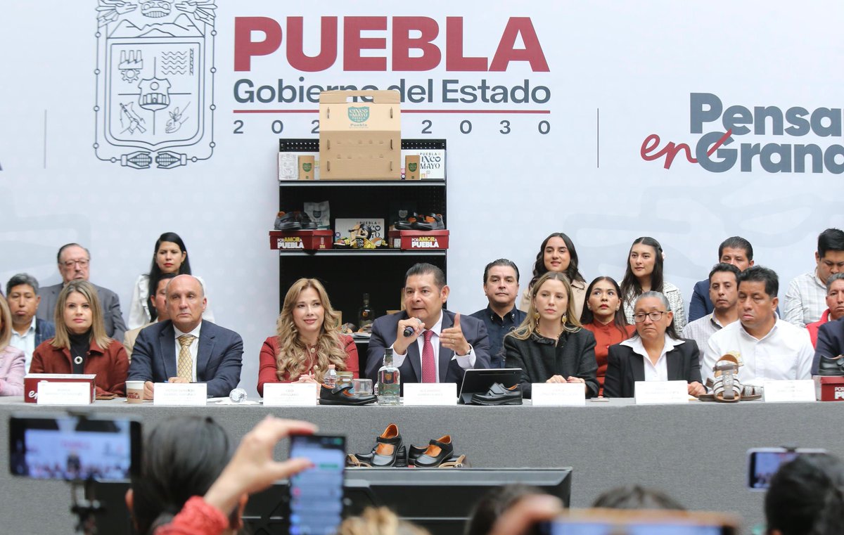 👞 En Puebla, la industria del calzado pisa fuerte otra vez.

✅ 300 mil pares ya producidos
✅ Más de 1,500 escuelas beneficiadas
✅ Meta: 700 mil pares en 2026

El gobernador Alejandro Armenta (<a href="/armentapuebla_/">Alejandro Armenta</a> ) promete frenar la venta ilegal y fortalecer a los productores