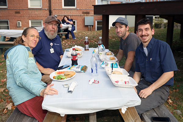 MemHospitalNH's tweet photo. What a beautiful day for our care team picnic. Thank you for all you do for our patients and community! https://t.co/IxUgwQUHbc