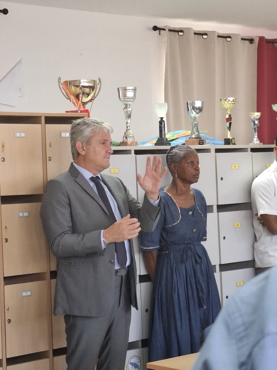 Le Recteur d'académie Gabriele Fioni  s'est rendu cet après-midi, au lycée Louis Delgrès du Moule, afin d'apporter son soutien au personnel éducatif.