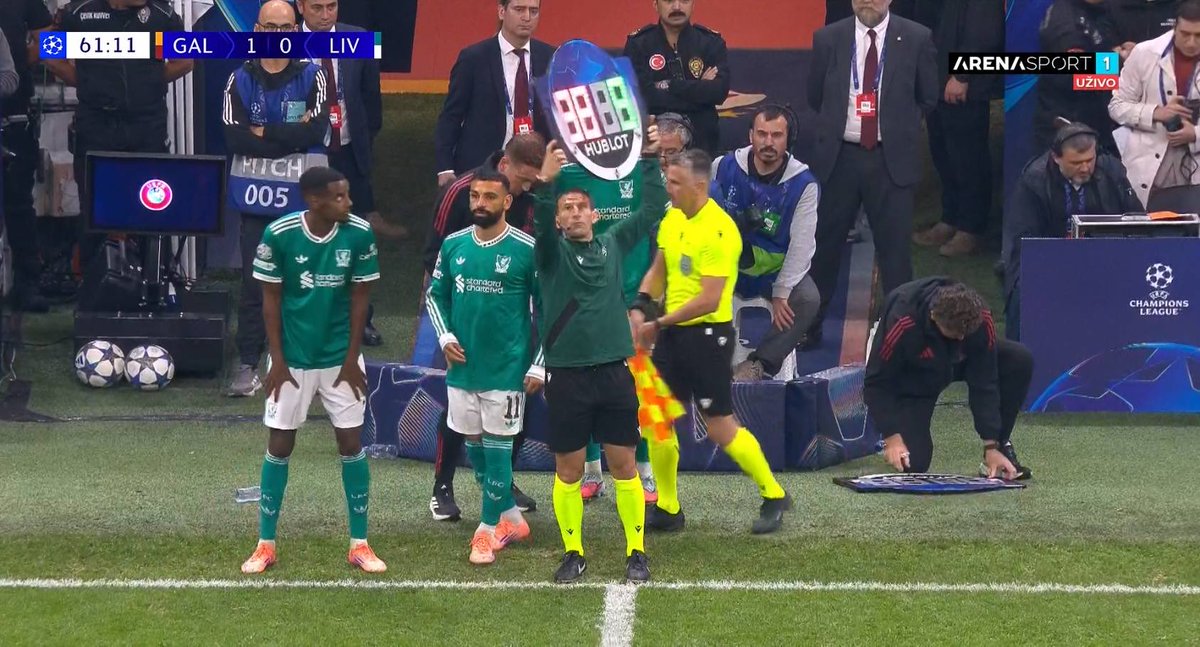 📸 The moment Mohamed Salah was substituted on.