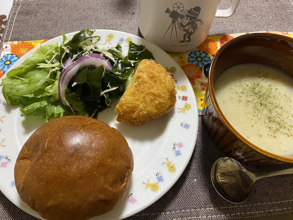 Qoo13598889's tweet image. 休日(水)
爺がいつもの時間(4:20)に起き出して野球📺観てるし…
で
朝食も終わった(5:20)🤣🤣🤣
#高齢者の朝食
