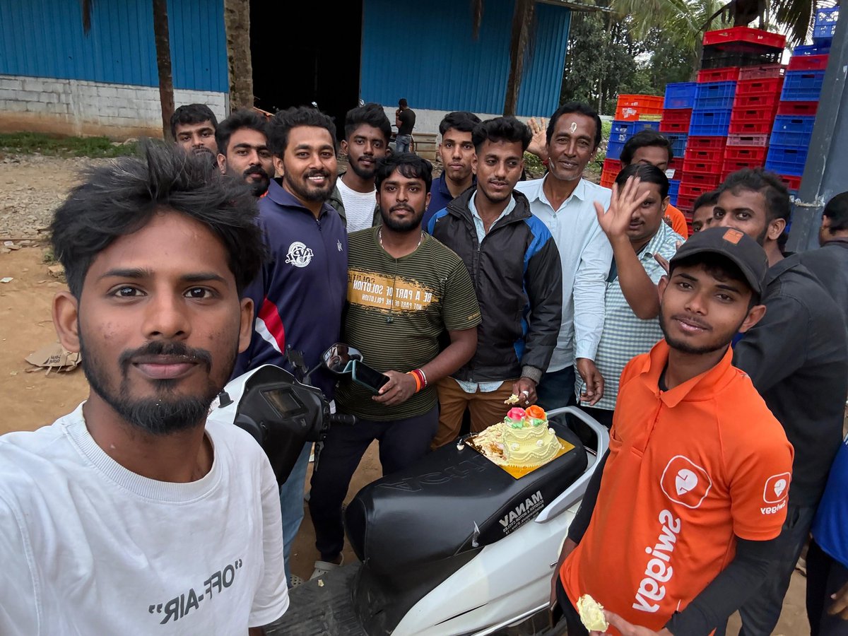 kumar_motivator's tweet photo. Bangalore - E City phase 1 @SwiggyInstamart Rider birthday celebration 🥳🎉 https://t.co/0gg575pp91