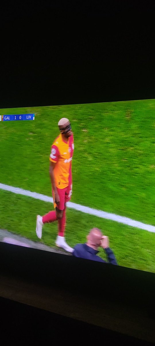 hkn_crtk's tweet photo. BİZ SENDEN RAZIYIZ OSİMHEN 👏🏼👏🏼👏🏼👑👑👑👑 #GSvLIV https://t.co/gRzayQPo8E