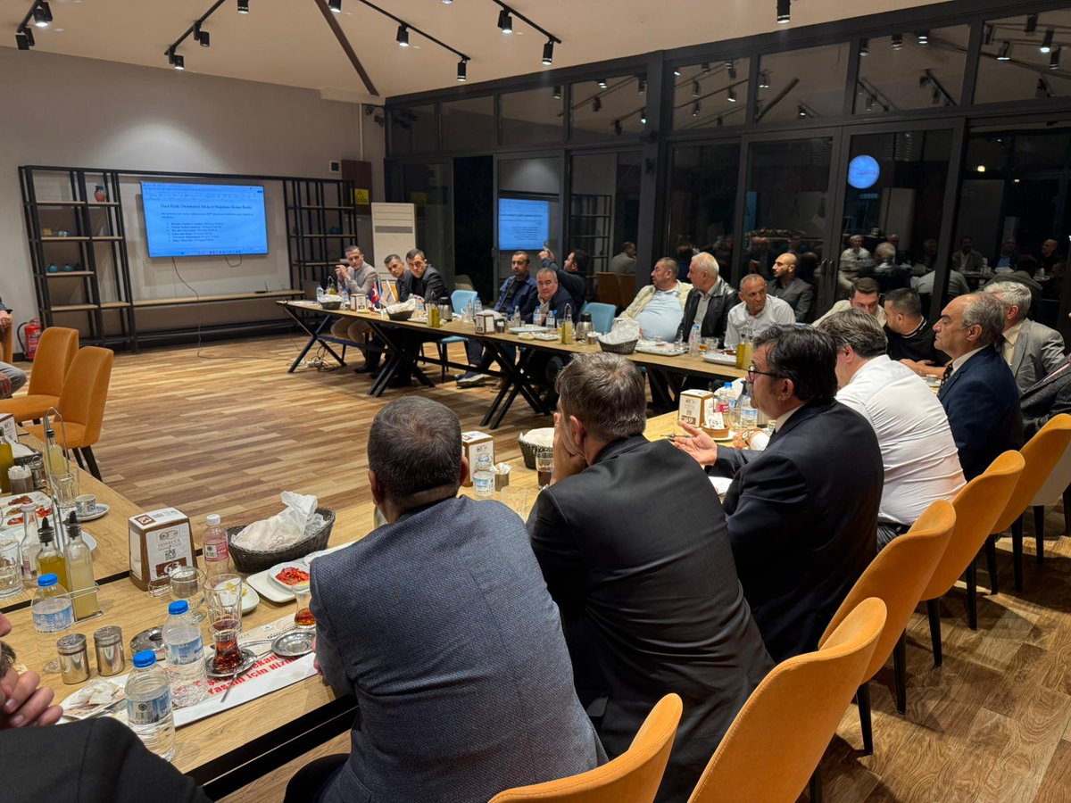 f5li's tweet photo. +Otobüs şoförlerinin yolcu ile iletişimi başta olmak üzere; tüm kanun ve kurallara eksiksiz riayet etmelerini hatırlatacak eğitim programları, kılık, kıyafet ve kişisel bakım disiplini, araçların görsel standartlarının korunması, temizliği ve bakımı konularını ele aldık. https://t.co/O712JlsrX9
