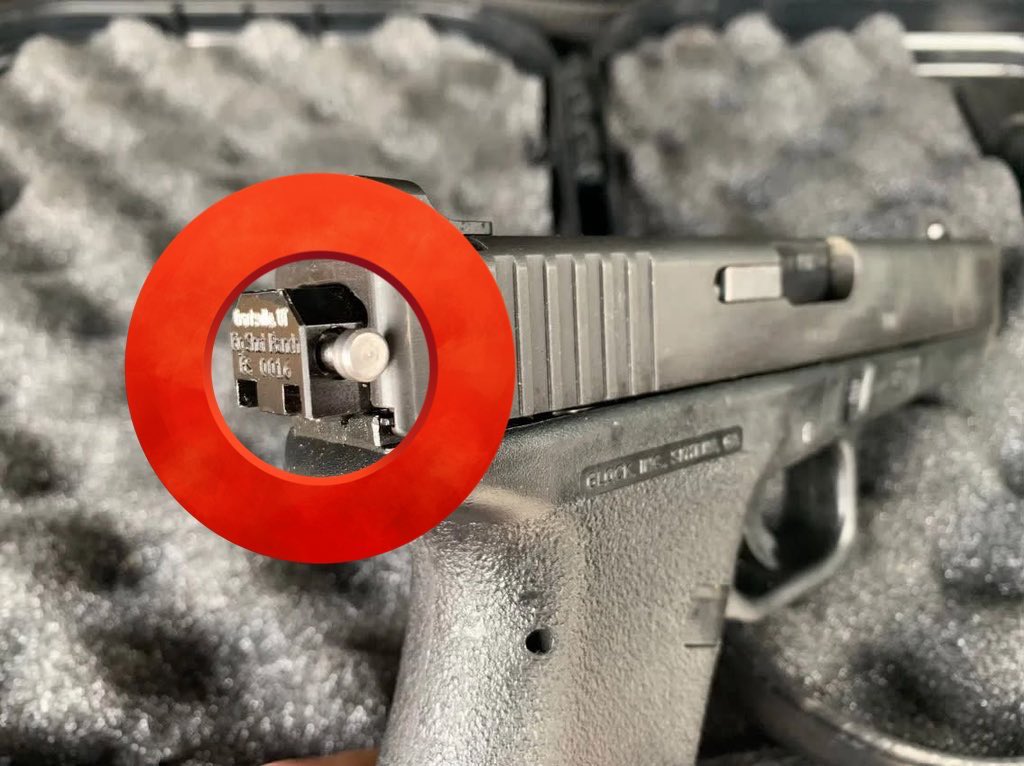 TheDMVLive's tweet image. A DC Police sergeant is facing gun charges & assault on federal police charges after a traffic stop in Southeast DC wound up with a Glock switch being recovered
27 year-old DC Police Department Sgt. Montez Clark was arrested after a traffic stop on Southern Ave SE and charged…