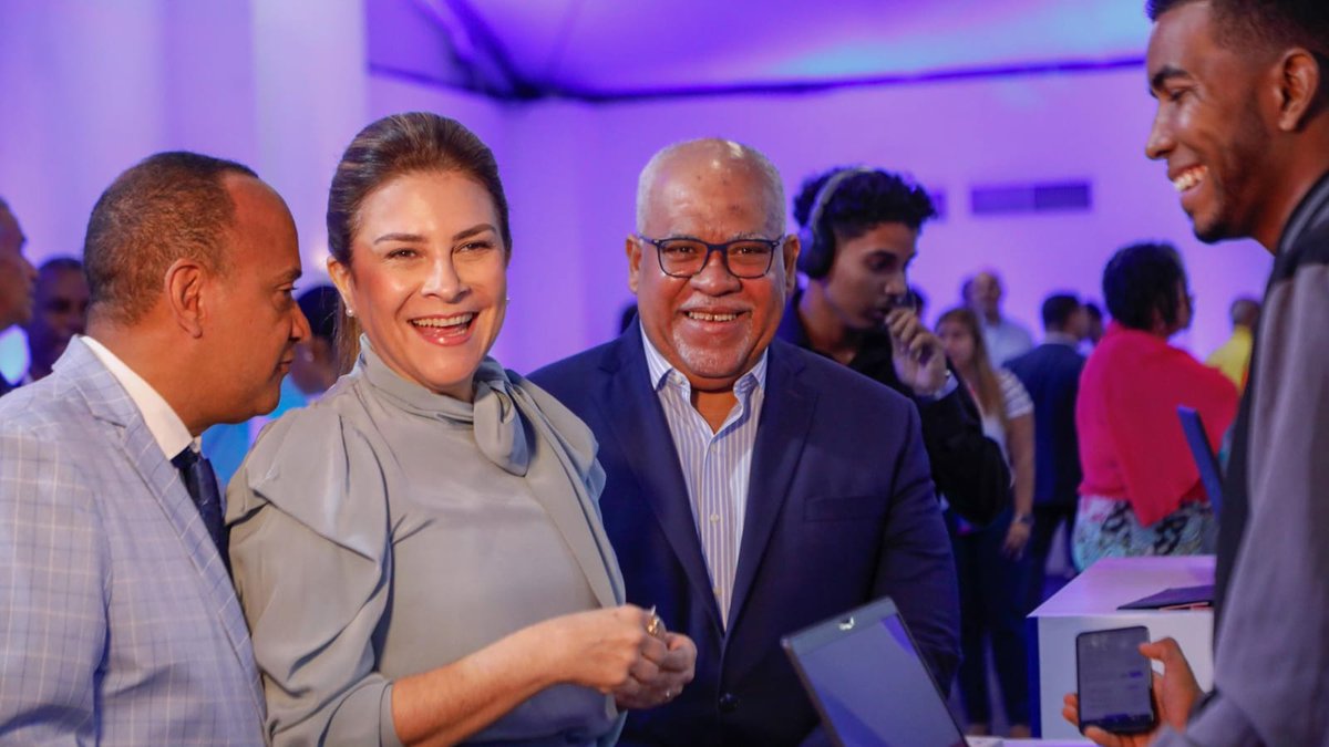 vida_altagracia's tweet photo. "Los microchips y semiconductores son piezas claves para acelerar la tecnología" expresó Carolian Mejia en #EmprendeLAB2025 destacando que el objetivo es convertir a Rep. Dom. en un referente regional de emprendimiento. 🔝👏🏻 https://t.co/5fmXJ0gpg8