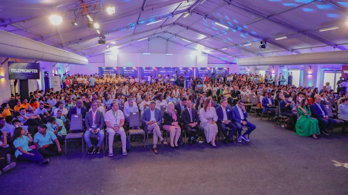 vida_altagracia's tweet photo. "Los microchips y semiconductores son piezas claves para acelerar la tecnología" expresó Carolian Mejia en #EmprendeLAB2025 destacando que el objetivo es convertir a Rep. Dom. en un referente regional de emprendimiento. 🔝👏🏻 https://t.co/5fmXJ0gpg8