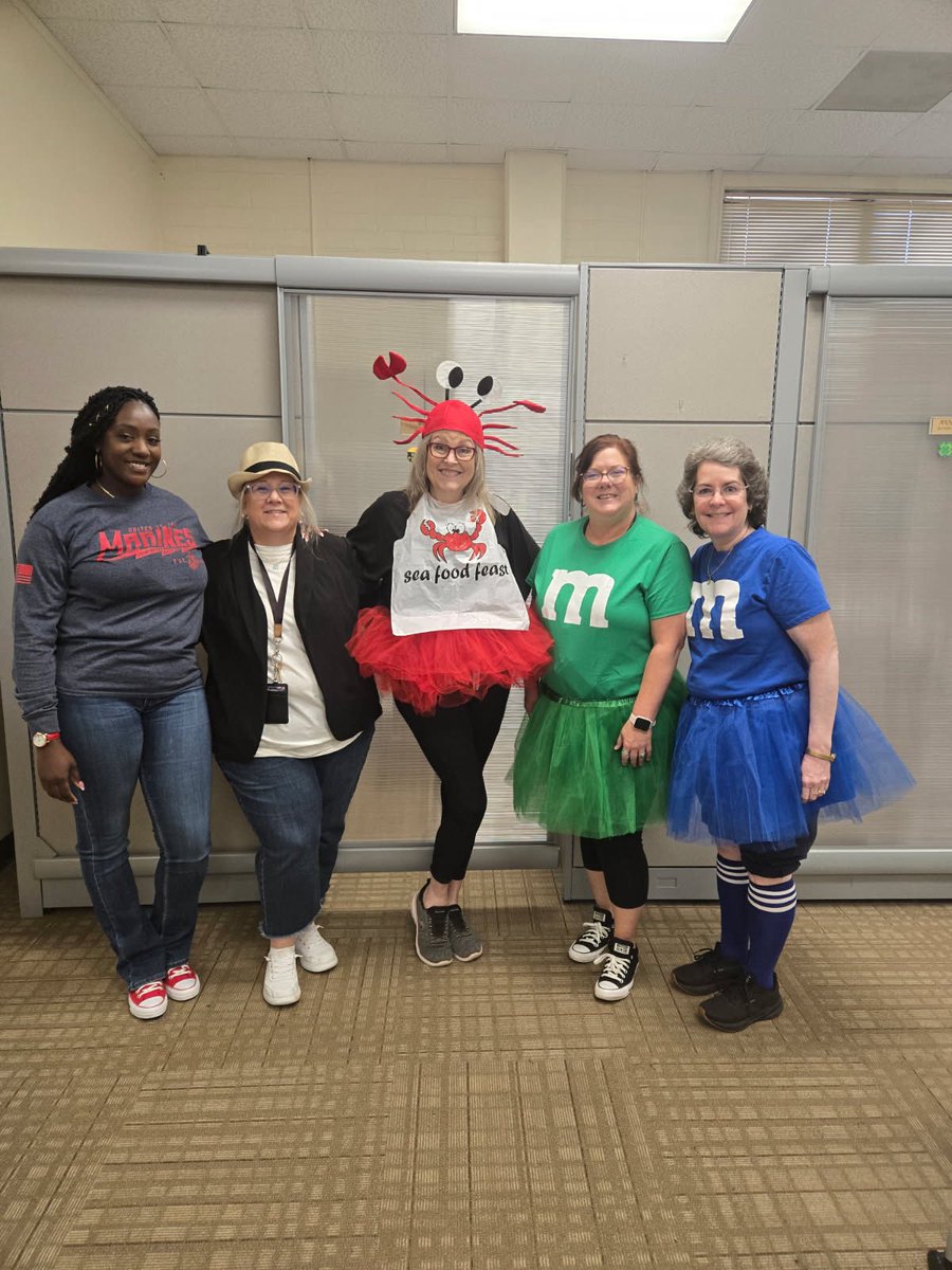 MCLBAlbany's tweet image. The Marine Corps Logistics Base Albany Office of the Comptroller staff celebrated the annual year-end close out with a daily fun-filled theme for Spirit Week, Sept. 30, culminating with a Luau theme/menu. 

#closeout #yearend #Federalbudget 
📸 Pamela Jackson 
📸 Ke’Cia Griffin