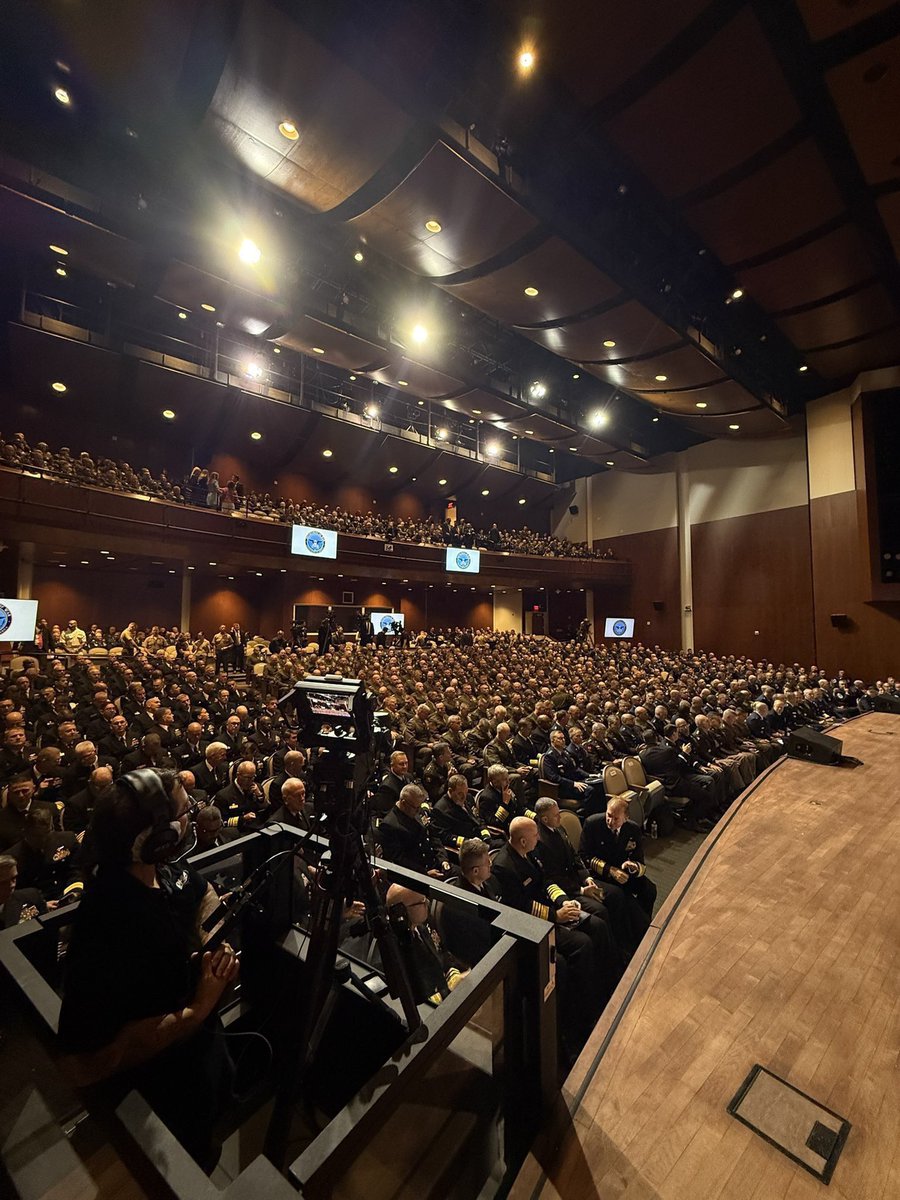 Así está lleno de militares de alto rango …. 

Esto tiene como un parecido al Programa El Mazo Dando, donde los militares van al programa, algunos obligados otros por que no les queda otra para mantenerse en el poder y asegurar su ascenso de rango militar!!!