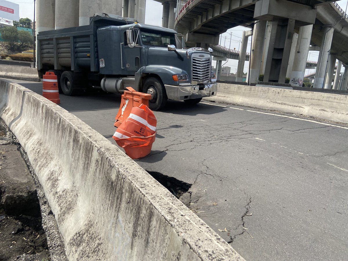 JCWilliams54's tweet photo. #MéxicoMágico 🚧✨
Primero se volcó la pipa, ahora aparece un socavón en el mismo bajo puente de la Concordia… pero tranquilos, ya pusieron unos tambos de adorno para “arreglarlo”. 🙃 #Socavón #Iztapalapa #ExplosionCdmx
@SOBSECDMX https://t.co/ijc4MJ58Rw