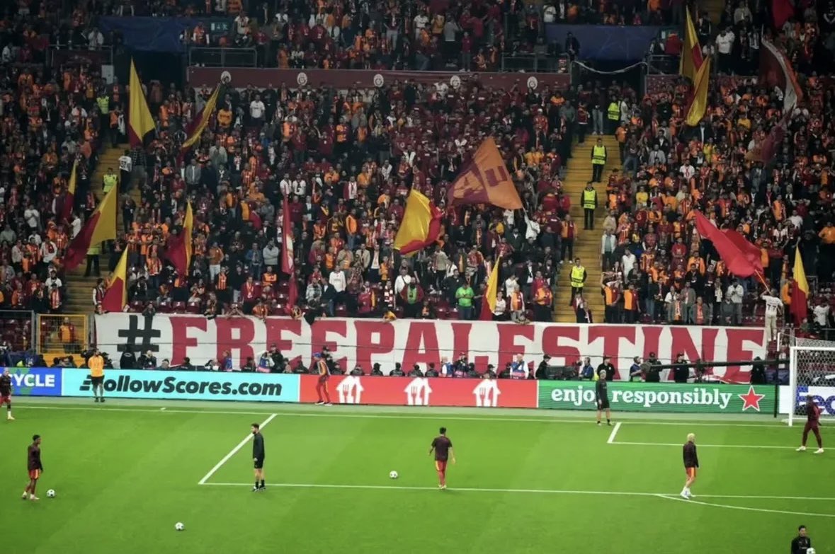 Galatasaray fans with a Free Palestine banner during tonight’s match against Liverpool 🇹🇷🇵🇸