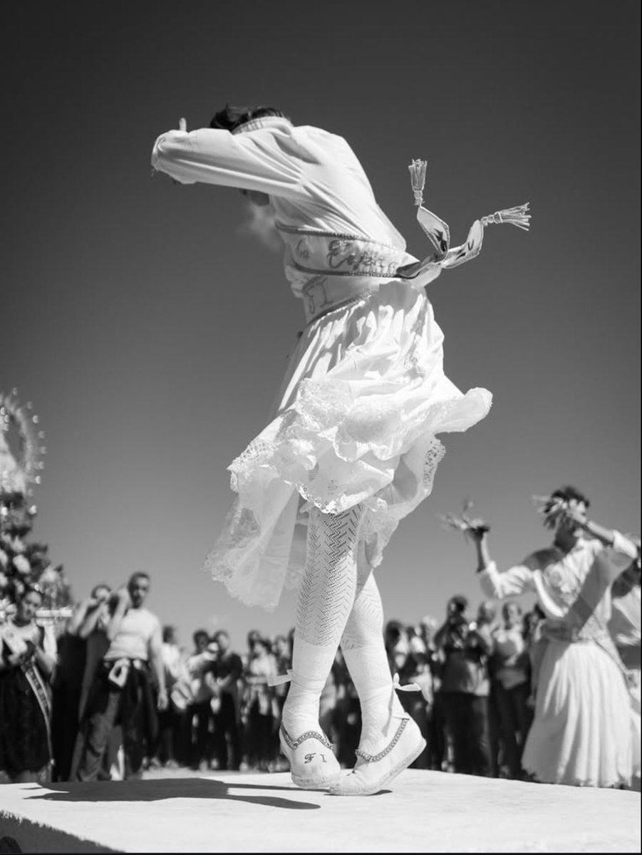 Me quedo con esta instantánea de Estrella Jover.

La complicada posición en la danza de los danzantes de la Virgen de Tejeda, cuyo atávico gesto implica el movimiento y la torsión de brazos, caderas, rodillas, tobillos…

Me recuerda a las figuras imposibles de Yturralde.