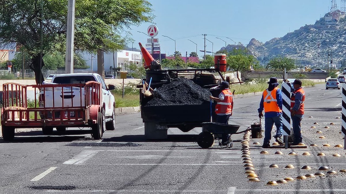 HermosilloGob's tweet photo. 🚧 Reforzamos cuadrillas de bacheo para mejorar la movilidad en Hermosillo.

📍 Atendemos reportes en colonias como Las Villas, Villa Bonita, Centenario, Olivares, Balderrama, Proyecto Río Sonora y Centro.

✅ Nuestro compromiso es ofrecer vialidades en mejores condiciones. https://t.co/dkq5WArAlW