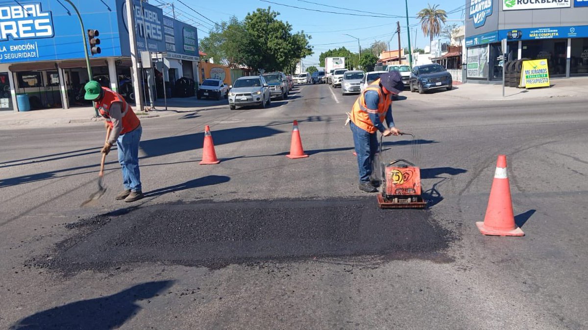 HermosilloGob's tweet photo. 🚧 Reforzamos cuadrillas de bacheo para mejorar la movilidad en Hermosillo.

📍 Atendemos reportes en colonias como Las Villas, Villa Bonita, Centenario, Olivares, Balderrama, Proyecto Río Sonora y Centro.

✅ Nuestro compromiso es ofrecer vialidades en mejores condiciones. https://t.co/dkq5WArAlW