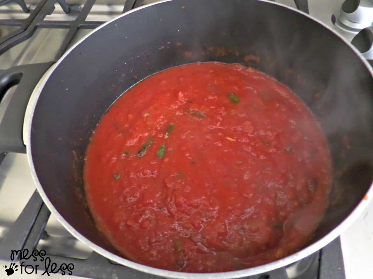 MessForLess's tweet image. Why settle for store-bought when you can make your own marinara sauce in just 30 minutes? 🍅✨ Check out this easy, delicious recipe: messforless.net