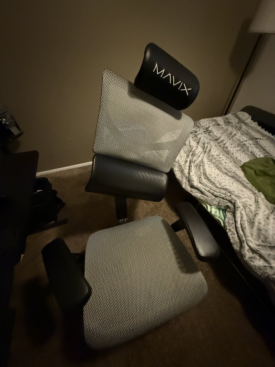 jakeybaker3's tweet photo. @CallofDuty @HMGaming #CODNEXT #HMxBO7Sweepstakes 
My Mavix chair is falling apart and needs a replacement bad 😂 https://t.co/c0Oa9irsYW