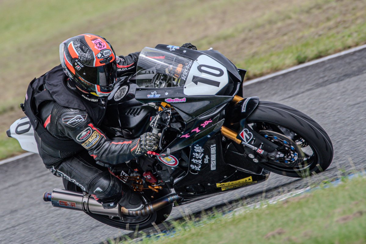 #skmotorcyclephotoworks

8月HSR選手権

あつかったす
気温と路面と

ベストは更新できず
でも今シーズンHSR初めてコースアウトしなかったレースでした😇
320φの恩恵すぎょい
