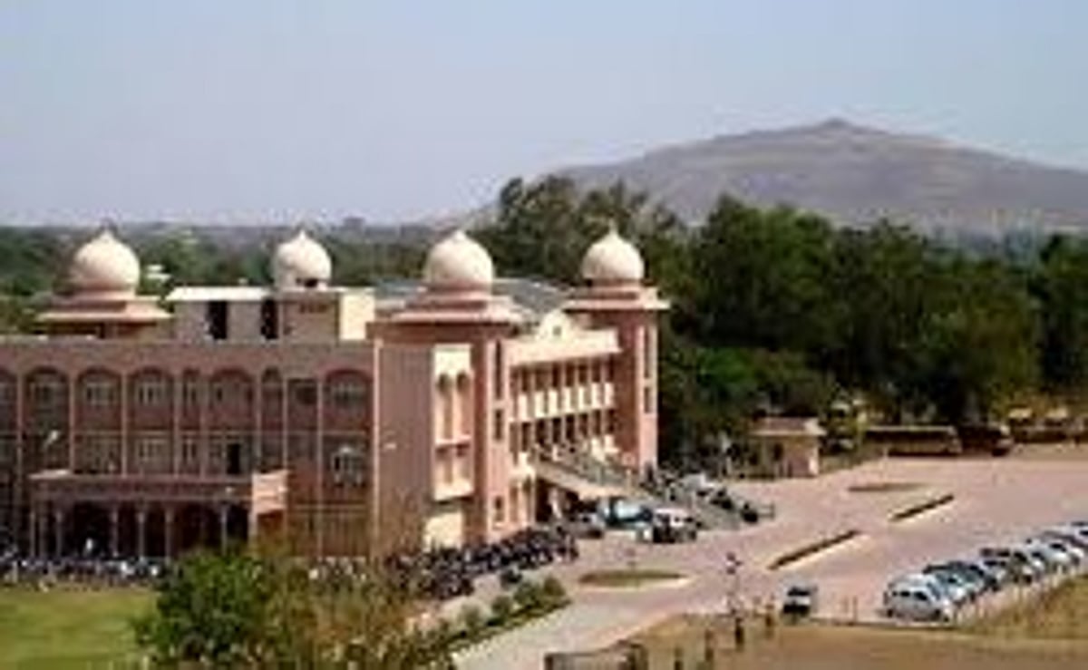 2_F_I_B's tweet image. 🚨 Huge conspiracy exposed at DAVV Indore:

Senior students inspired by Nepal’s Gen Z protests planned massive fake ragging protests to spread unrest! College authorities foiled the dangerous plan in time

FIRs and police action underway.

#DAVV #Indore #RaggingConspiracy