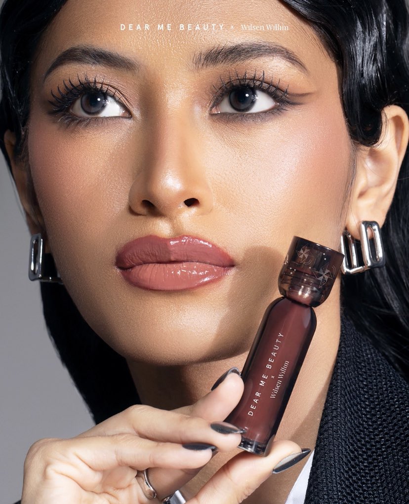 dearmebeauty's tweet photo. 𝐄𝐯𝐞𝐫𝐲 𝐥𝐢𝐧𝐞 𝐭𝐞𝐥𝐥𝐬 𝐚 𝐬𝐭𝐨𝐫𝐲 — 𝐧𝐨𝐰 𝐢𝐧 𝐛𝐥𝐚𝐜𝐤

Meet the Hydraglow Lip Stain Black Edition, in collab with wilsen willim

✨ 3 new shades
✨ Up to 12H stain
✨ Glass-like shine
Exclusively on @ShopeeID 
#DearMeBeautyxWilsenWillim https://t.co/GzPc1IVwys