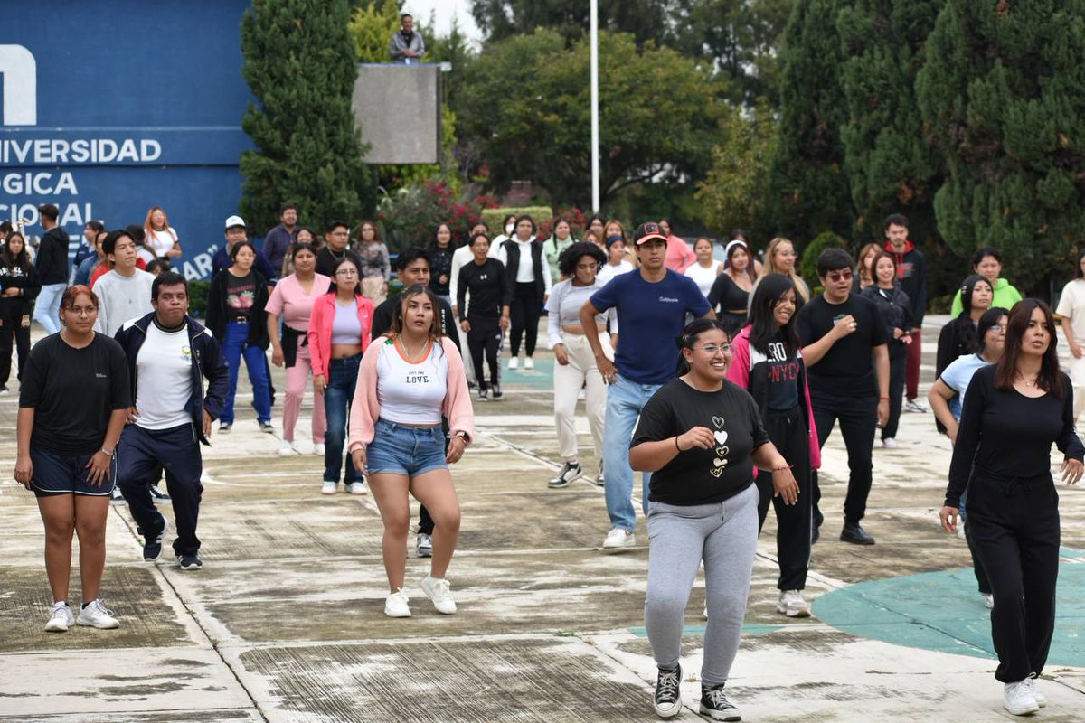 JIvanHerrera_'s tweet photo. Esta mañana en la #UPN211 arrancamos con activación física al ritmo de #Zumba. 💃🕺
Mover el cuerpo fortalece, libera estrés y llena de alegría. 💚
Gracias al director Javier Montero y al grupo Poker de Reinas por la energía. 🃏👸🏼
#MedioAmbiente #Workout #IvánHerrera https://t.co/ew056yJbtl