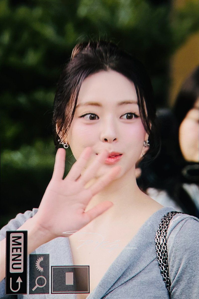 pjg920's tweet image. 251001 UGG 포토콜 행사 프리뷰
#ITZY #있지 #YUNA #유나 @ITZYofficial