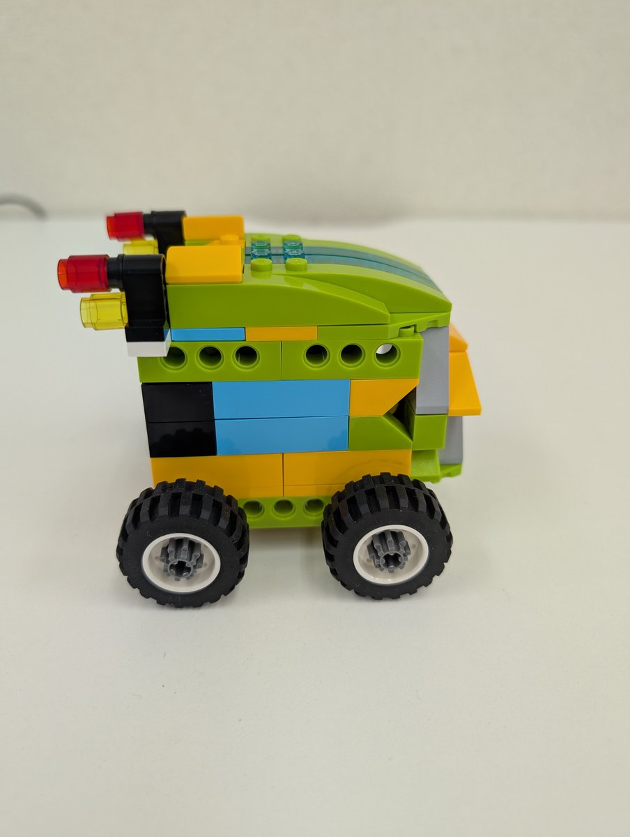 NetUe6's tweet image. 今週(9月30日)のクリエーターズチグハグ塾生の創作品です🤩。『羽ばたくチョウ』のイラストとレゴ®で作った装甲車です。

他の画像もご覧になりたい方は👇
humannet-edu.com/robot/works-20… 

#レゴ 
#WeDo 
#ibisPaintX 
#イラスト 
#iPad 
#大阪市習い事塾代助成
#ヒューマンネット上本町センター