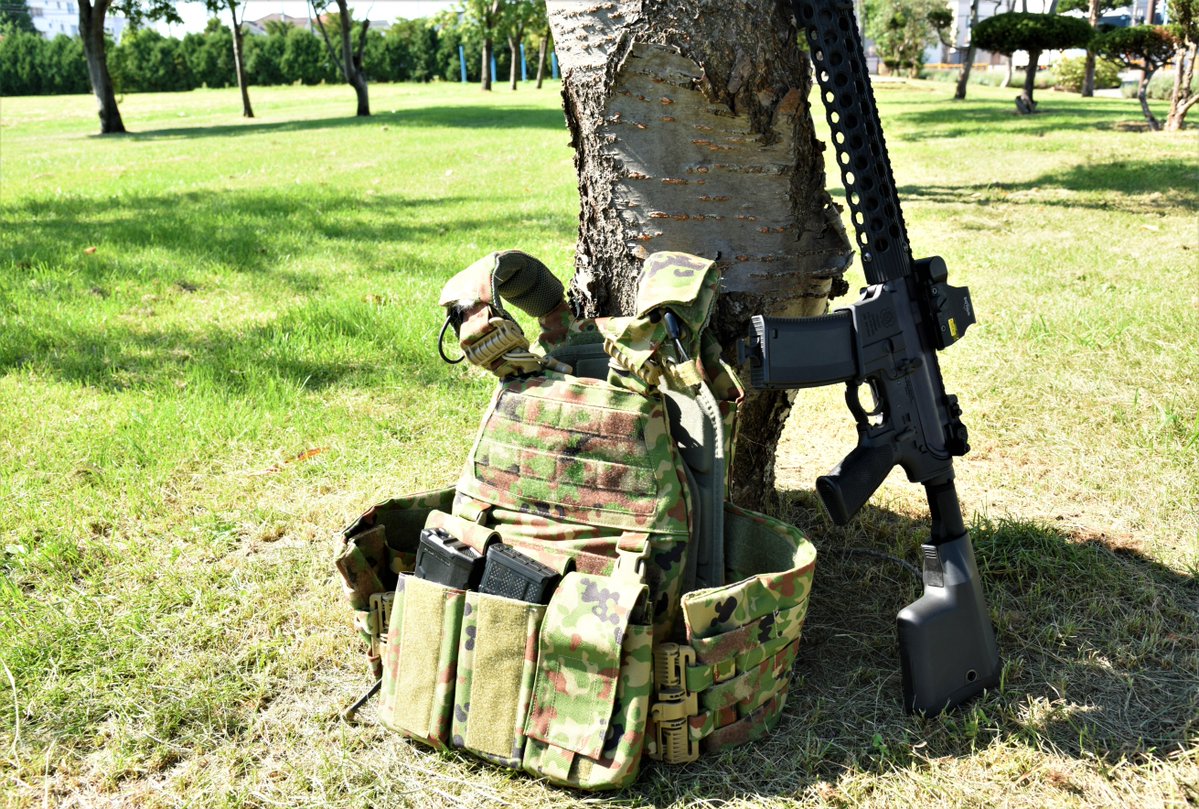 本日は、＃北部方面管制気象隊 の「竹内３曹」を紹介します！（竹内３曹はシャイなので顔を隠しています。）彼は、大の #サバイバルゲーム 好きで、同じ趣味の友人が沢山います。なんとこの ＃防弾チョッキ 、友人のお手製だそうです！手作りとは思えない程細かい作りで、深い愛を感じます。