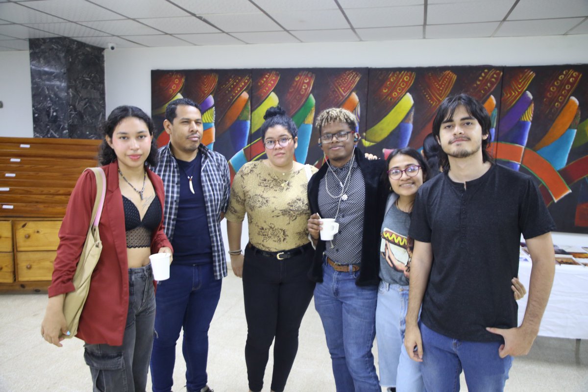 copasolpa's tweet photo. En medio de la muerte, el arte aparece El pasado jueves 25/9  se presentó con éxito la muestra pictórica y poemas ¡No más misiles, Arte y Poemas por Gaza en el vestíbulo de la Biblioteca Simón Bolivar de la Universidad de Panamá organizado por la Alianza Literaria
#palestinalibre https://t.co/HCAGt8ScRb