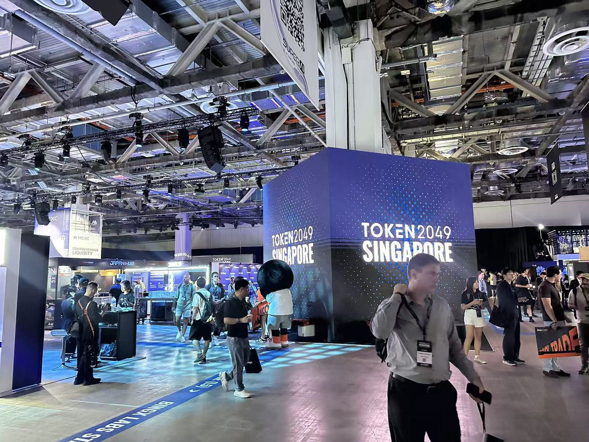 MeetHubble's tweet image. Good morning #TOKEN2049 ☀️ 

Day 1 kicks off and the @MeetHubble team is here, excited to share demos, insights, and ideas with all the Web3 innovators.  

📷 Come to Booth K20, 5F, to say hi, snap a pic, and join the conversation!  #HubbleAI #OnChainData
