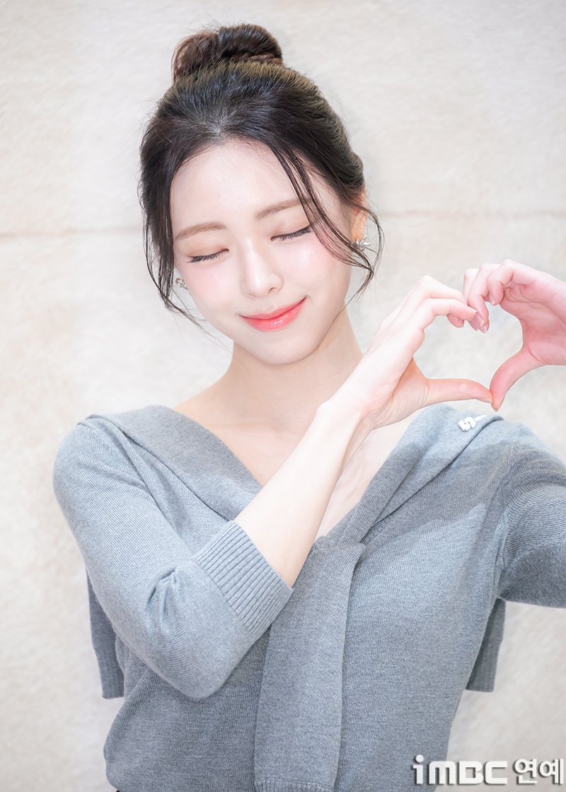 imbcenews's tweet image. [포토] 유나, 완벽한 하트 
#있지 #ITZY #유나 #신유나 #YUNA
#어그 #UGG #포토콜_251001 [iMBC연예]

있지(ITZY) 유나가 1일 오전 서울 강남에 위치한 한 백화점에서 열린 패션 브랜드 팝업스토어 오픈 행사에 참석해 포즈를 취하고 있다.

⬇️고화질 Click Plz⬇️
enews.imbc.com/M/Detail/478583