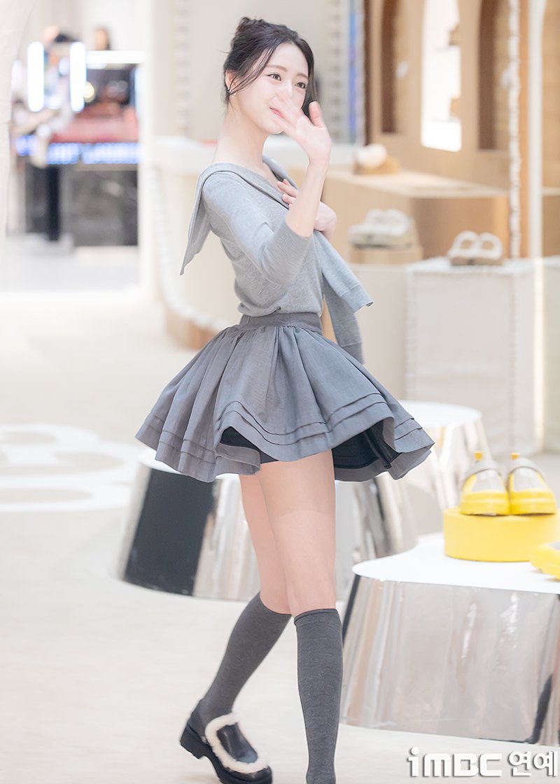 imbcenews's tweet image. [포토] 유나, 완벽한 하트 
#있지 #ITZY #유나 #신유나 #YUNA
#어그 #UGG #포토콜_251001 [iMBC연예]

있지(ITZY) 유나가 1일 오전 서울 강남에 위치한 한 백화점에서 열린 패션 브랜드 팝업스토어 오픈 행사에 참석해 포즈를 취하고 있다.

⬇️고화질 Click Plz⬇️
enews.imbc.com/M/Detail/478583