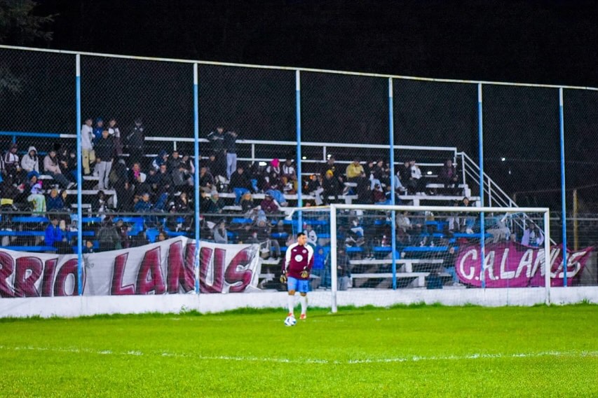 MacchiaTW's tweet photo. Hoy, más allá del deporte, todo es función social. Cuando se entrenan los Infantiles, la mayoría provenientes de barrios humildes, además de una pelota, los espera un vaso de leche y tortas fritas. Acá, allá, en Lanús, en Concepción del Uruguay, el sentimiento es el mismo... https://t.co/BowLH5zFzz