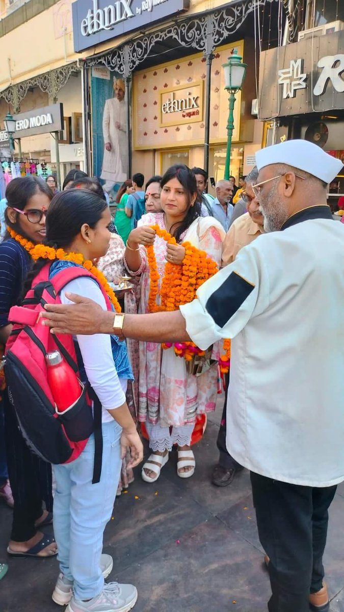 rohitmeet's tweet photo. महानवमी की आप सभी को हार्दिक बधाई एवं शुभकामनाएँ  जय माता दी 🙏🌹 https://t.co/Tp6wlKfif8